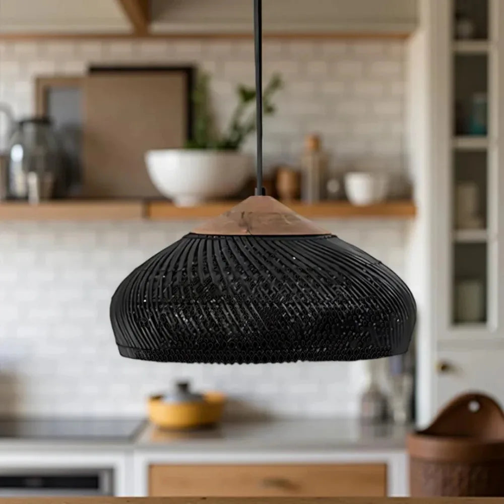 Lampada a sospensione a LED in rattan intrecciato a mano Wabi Sabi