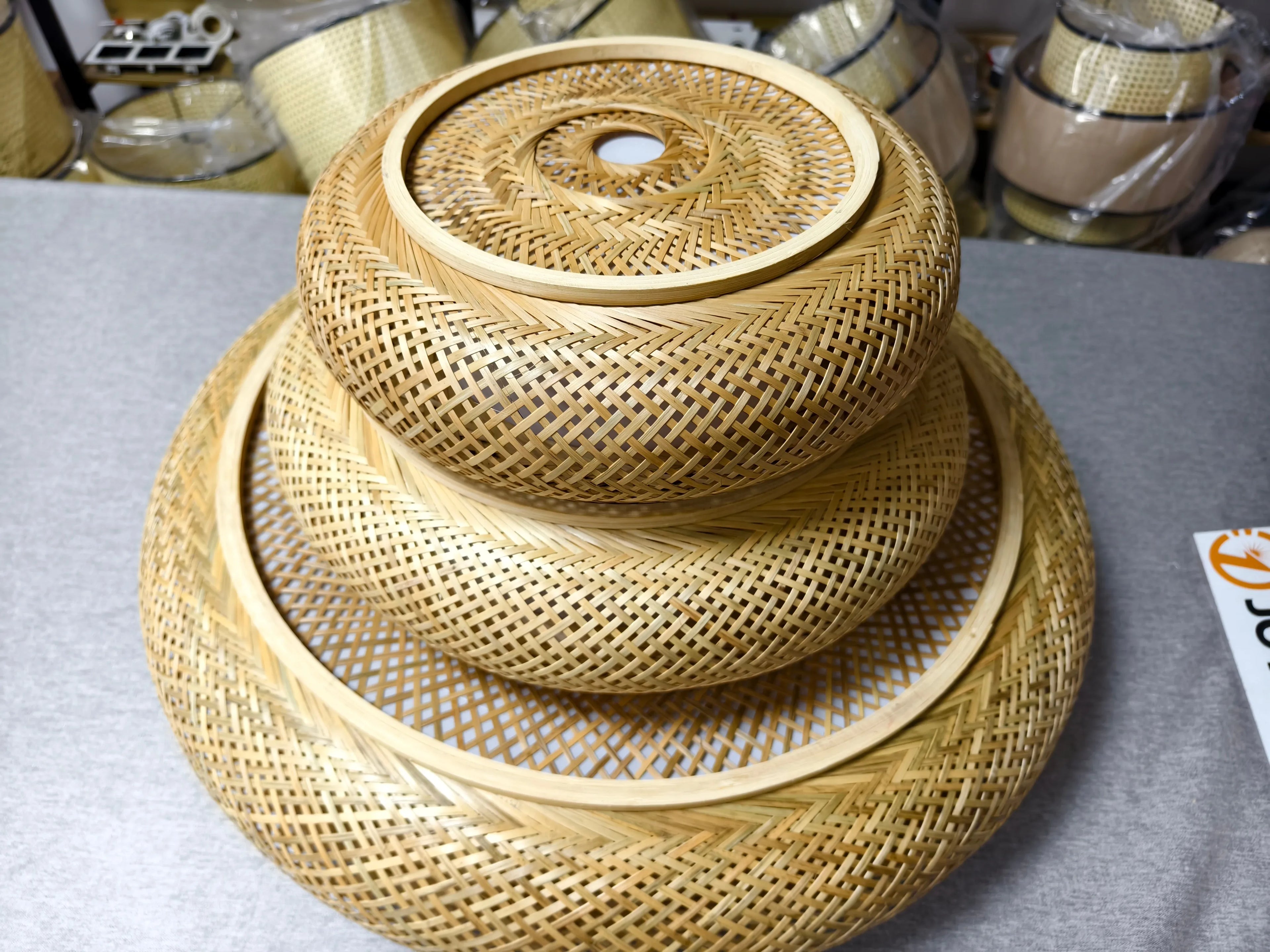 Lampadario in bambù intrecciato