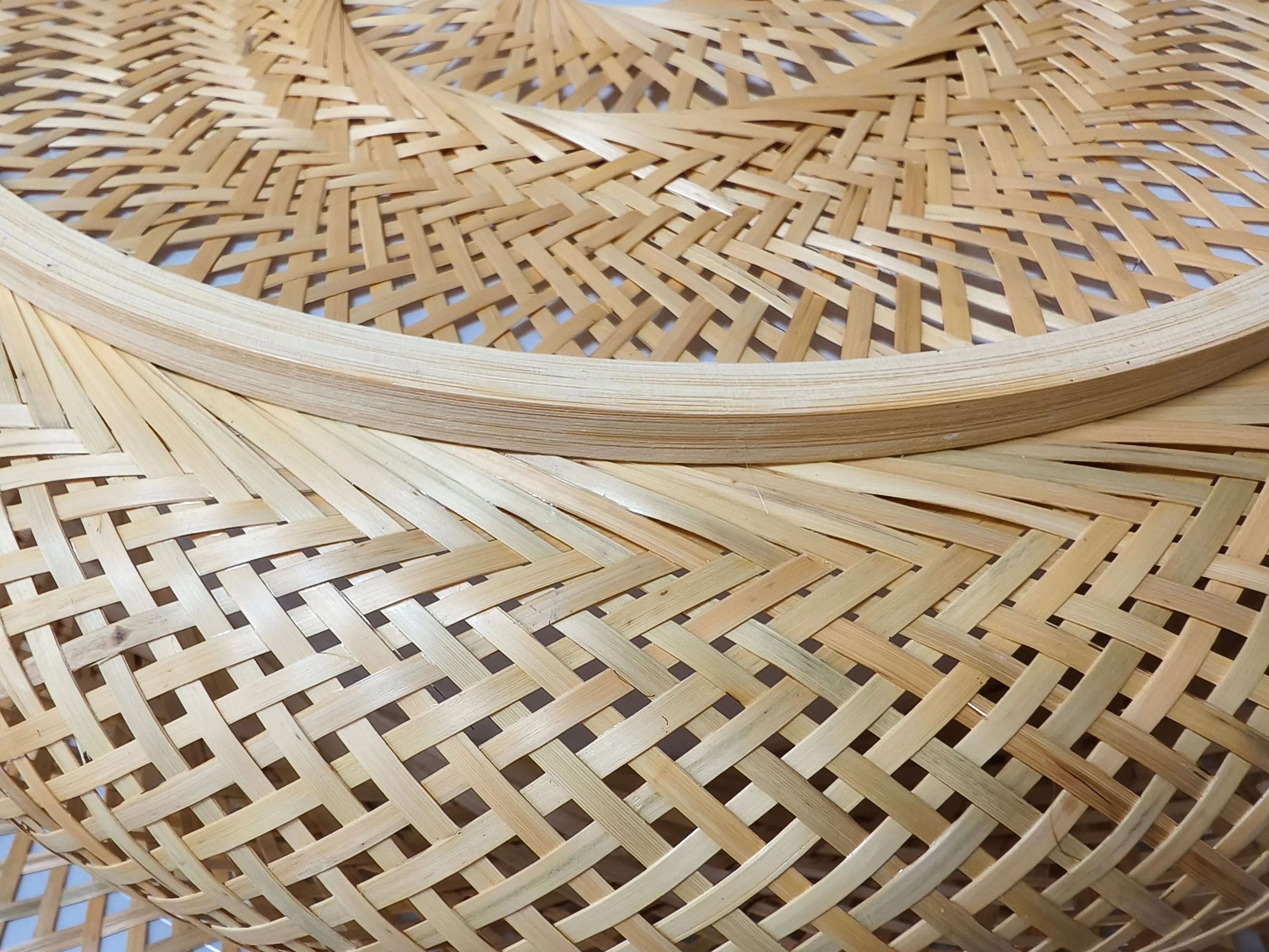 Lampadario in bambù intrecciato