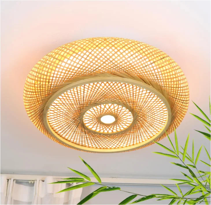 Lampadario in bambù intrecciato