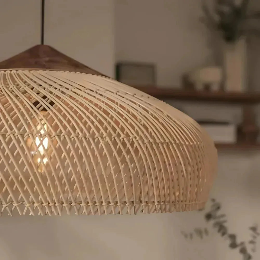 Lampada a sospensione a LED in rattan intrecciato a mano Wabi Sabi