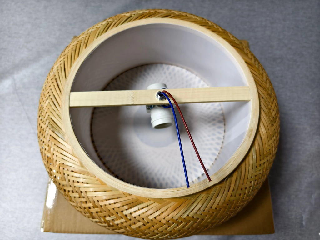 Lampadario in bambù intrecciato